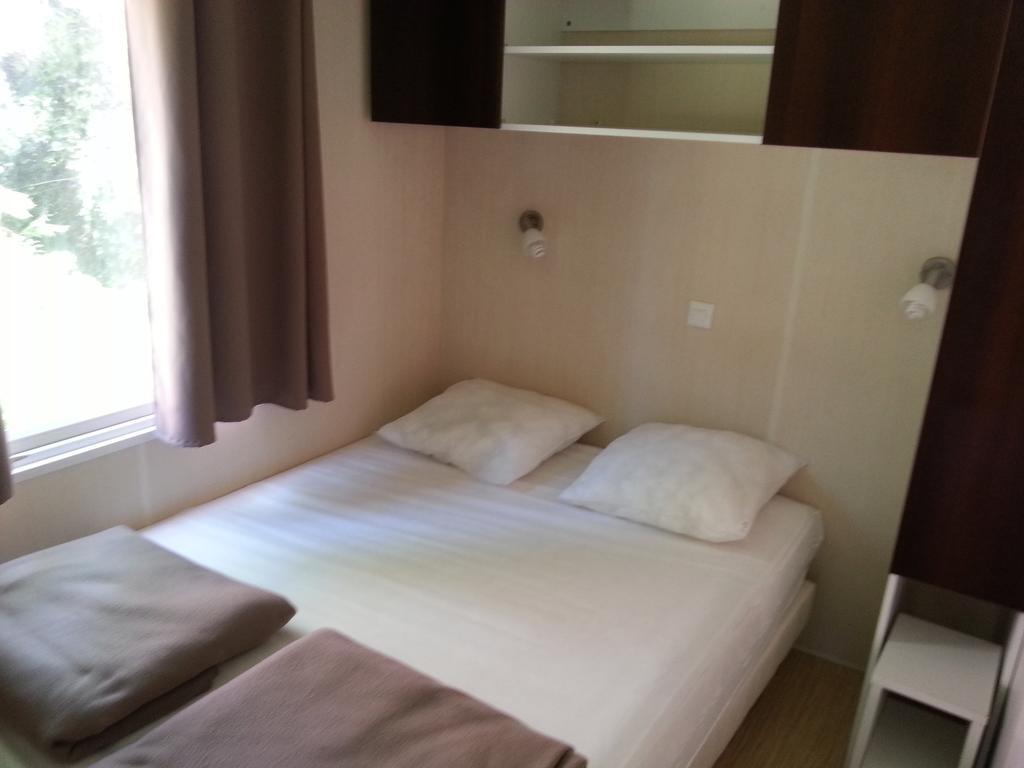 Camping Paradis Bellerive Montfrin Habitación foto