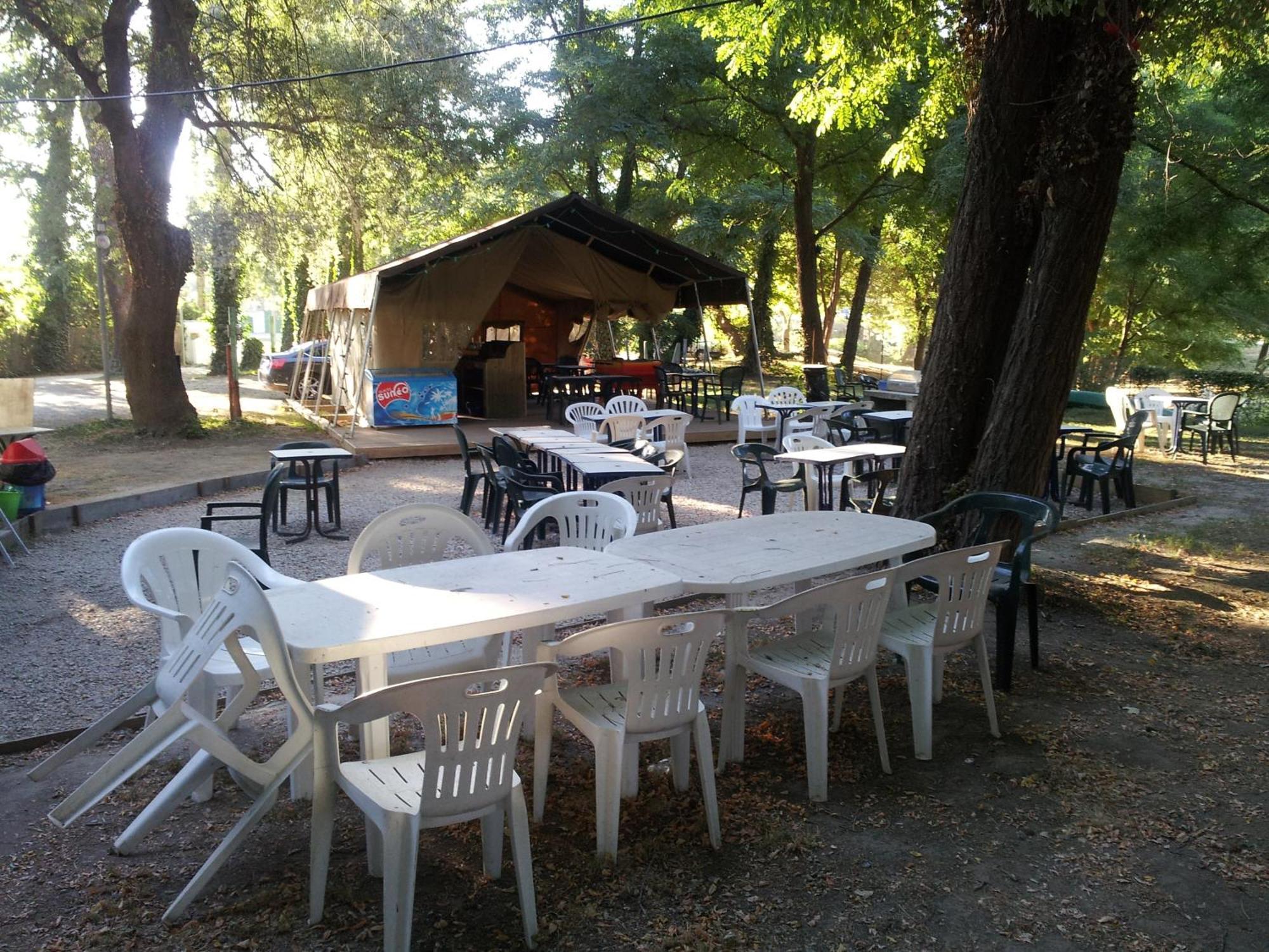 Camping Paradis Bellerive Montfrin Exterior foto