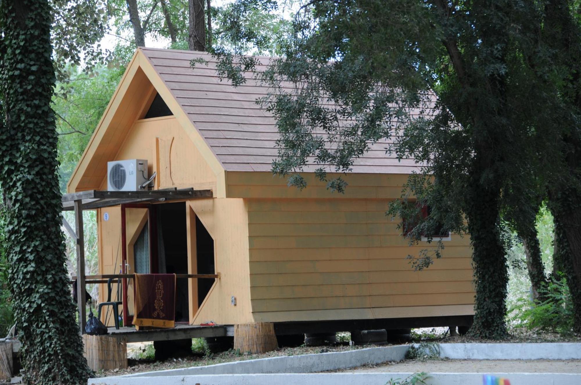 Camping Paradis Bellerive Montfrin Exterior foto