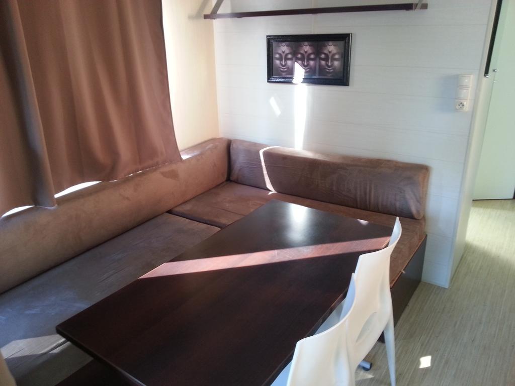 Camping Paradis Bellerive Montfrin Habitación foto